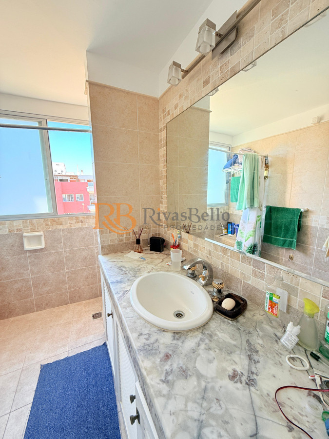 Apartamento ID.17 - Apartamento con parrillero de 4 dormitorios frente al mar - Playa Mansa.