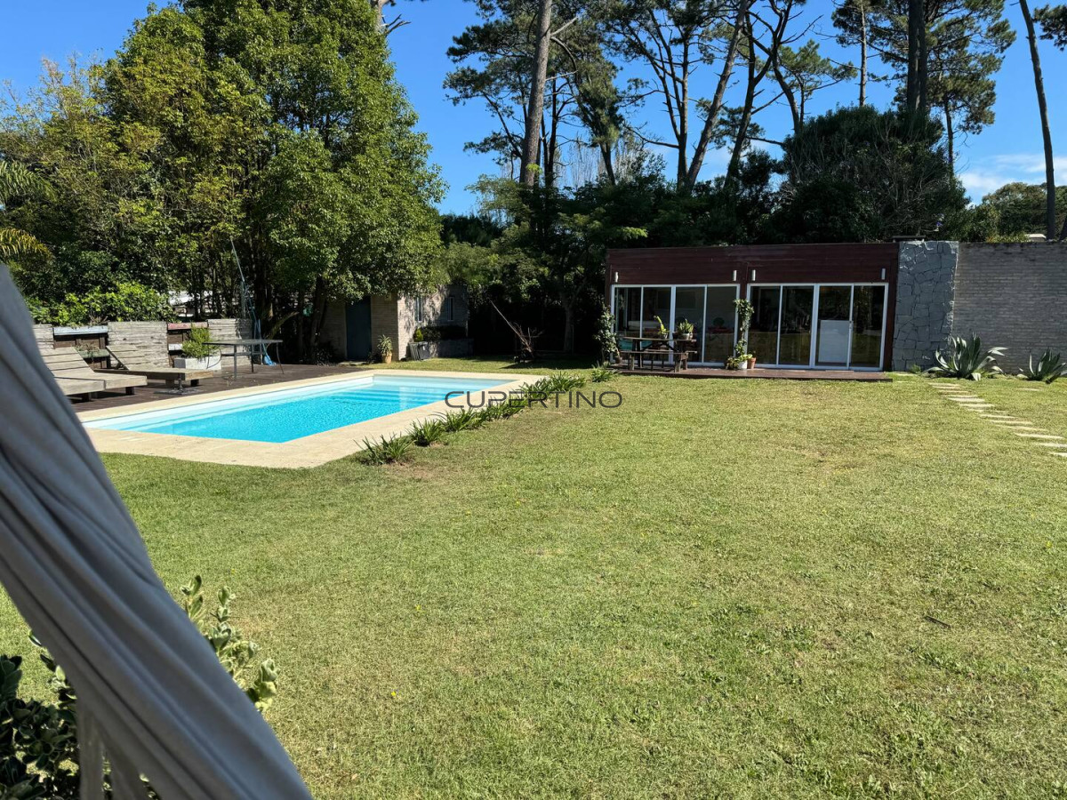 Casa ID.94 - Casa en alquiler de temporada - Punta Del Este 5 dormitorios, Piscina.