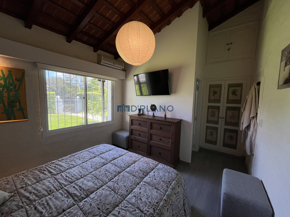 Casa ID.234 - CASA DE 4 DORMITORIOS- PLAYA MANSA, BARBACOA, PISCINA CLIMATIZADA.