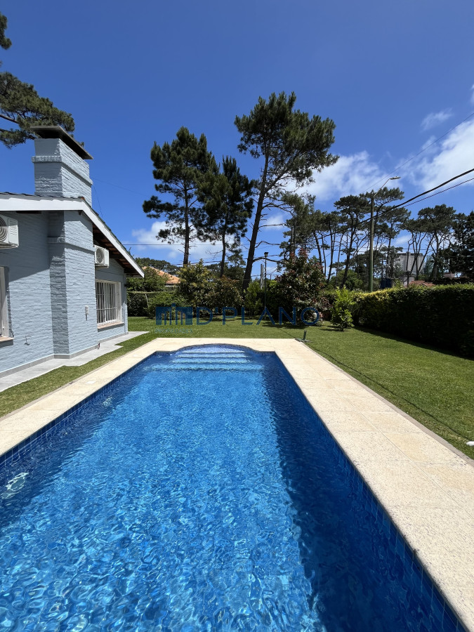 Casa ID.234 - CASA DE 4 DORMITORIOS- PLAYA MANSA, BARBACOA, PISCINA CLIMATIZADA.