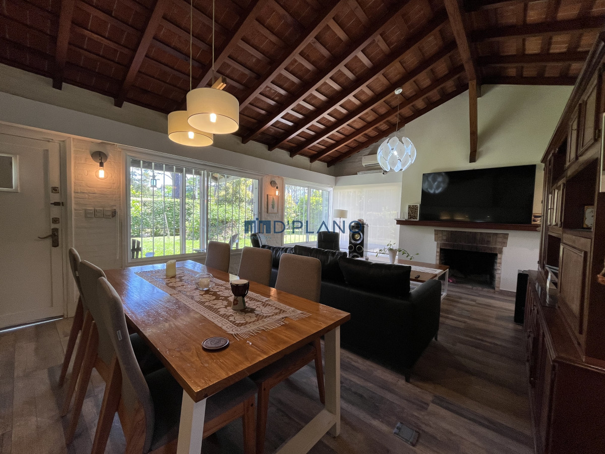 Casa ID.234 - CASA DE 4 DORMITORIOS- PLAYA MANSA, BARBACOA, PISCINA CLIMATIZADA.