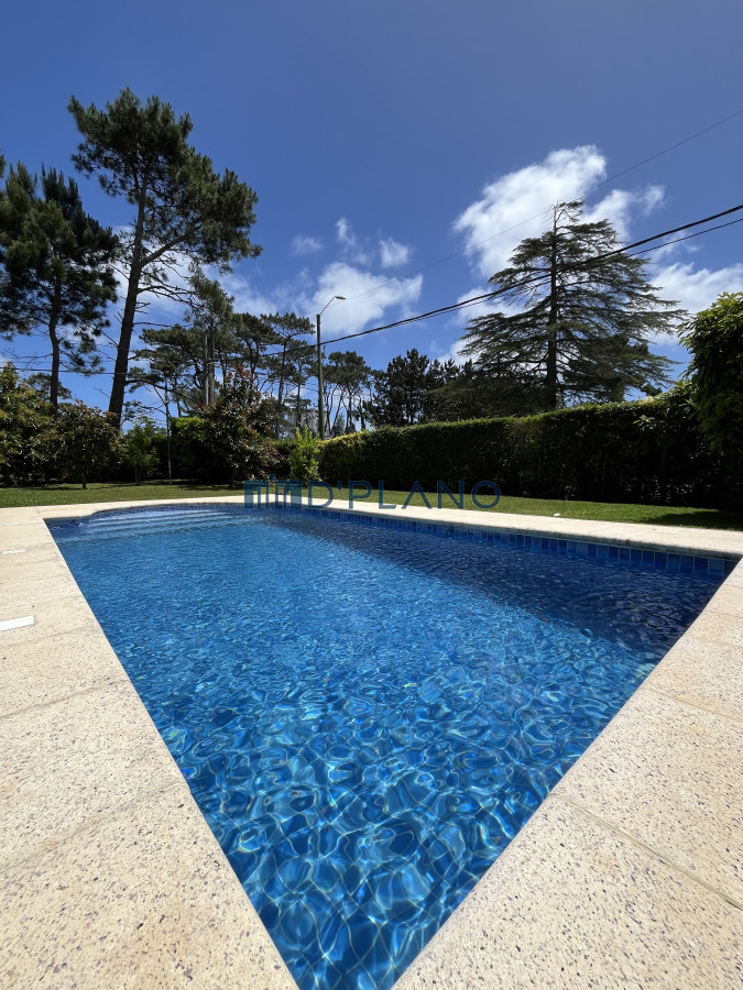 Casa ID.234 - CASA DE 4 DORMITORIOS- PLAYA MANSA, BARBACOA, PISCINA CLIMATIZADA.