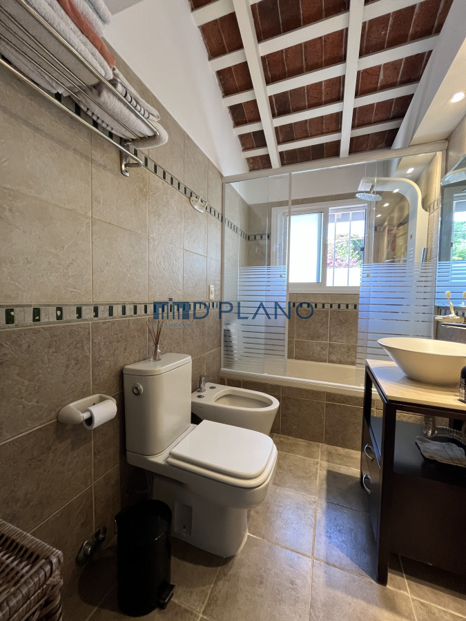 Casa ID.234 - CASA DE 4 DORMITORIOS- PLAYA MANSA, BARBACOA, PISCINA CLIMATIZADA.