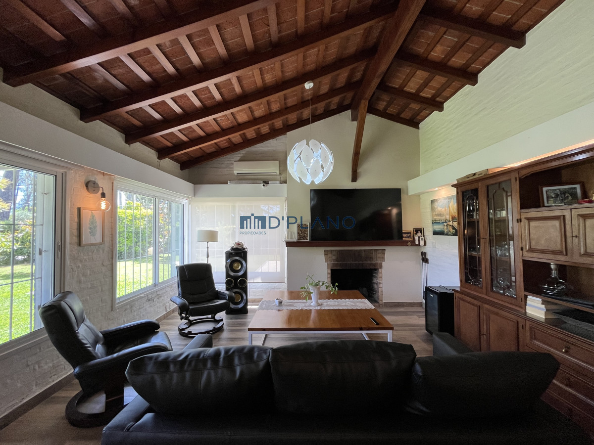 Casa ID.234 - CASA DE 4 DORMITORIOS- PLAYA MANSA, BARBACOA, PISCINA CLIMATIZADA.