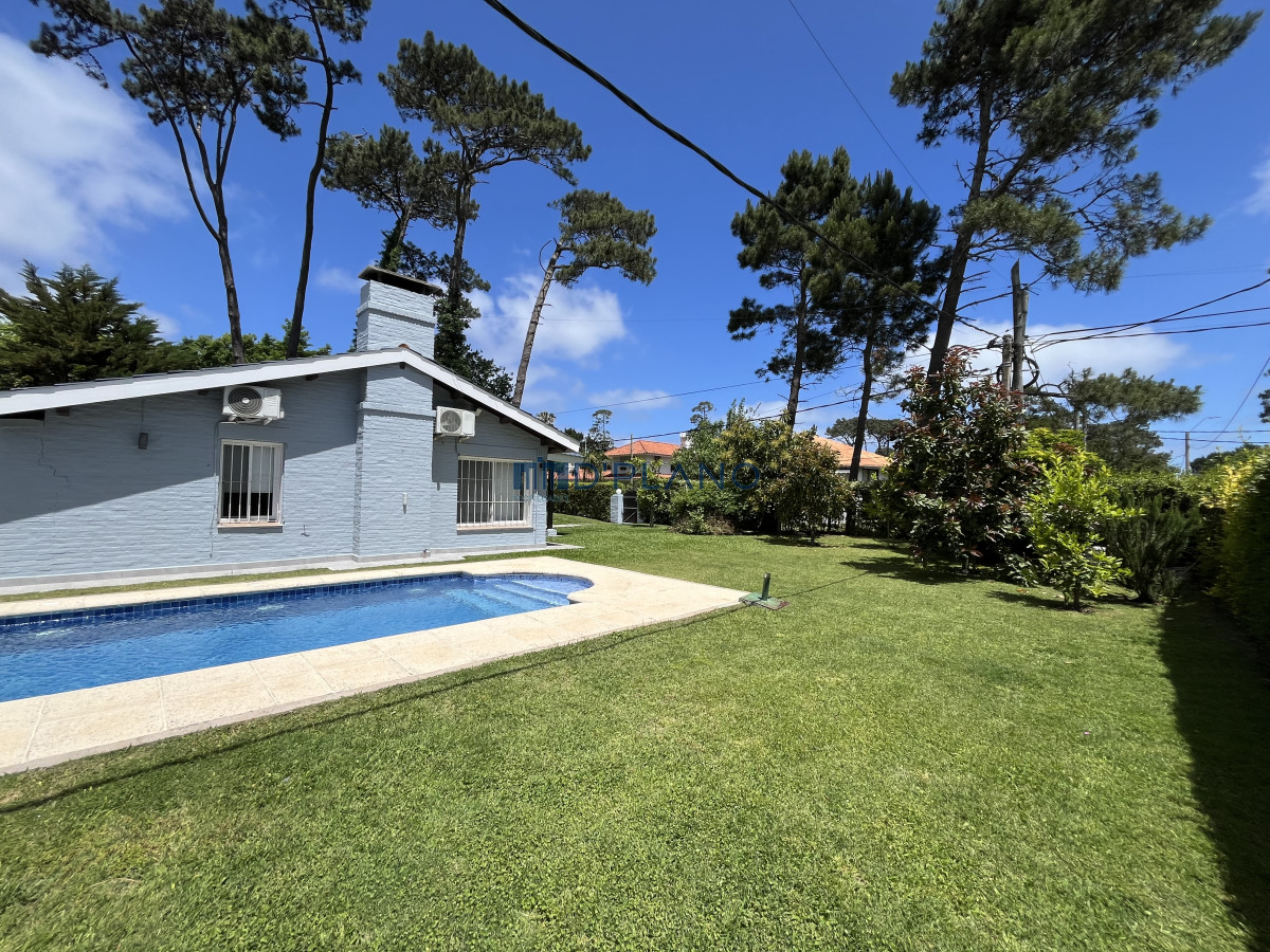 Casa ID.234 - CASA DE 4 DORMITORIOS- PLAYA MANSA, BARBACOA, PISCINA CLIMATIZADA.