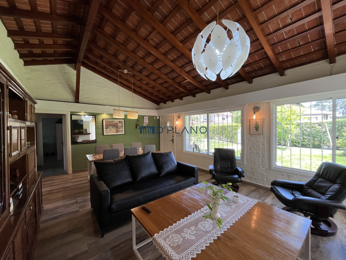 Casa ID.234 - CASA DE 4 DORMITORIOS- PLAYA MANSA, BARBACOA, PISCINA CLIMATIZADA.