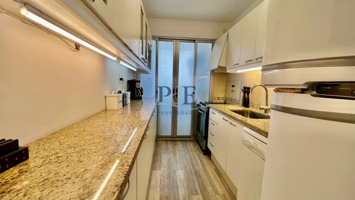 Alquiler de temporada - 3 dormitorios | Piso alto con vista al mar. - Imagen 1