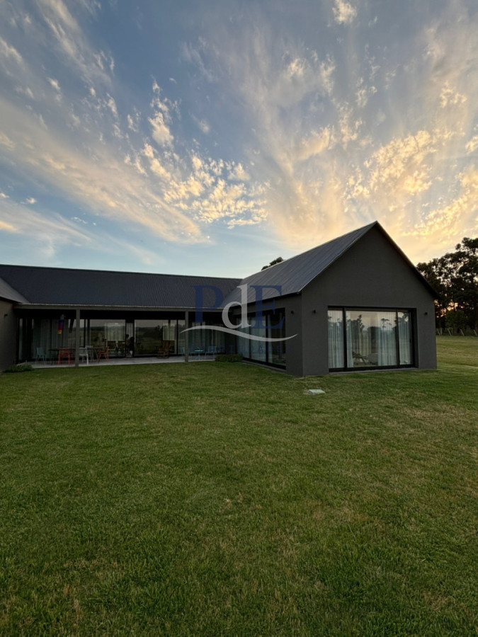 Importante residencia 3 suites + buhardilla, con vistas abiertas al campo. - Imagen 2