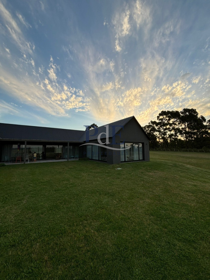 Importante residencia 3 suites + buhardilla, con vistas abiertas al campo. - Imagen 3