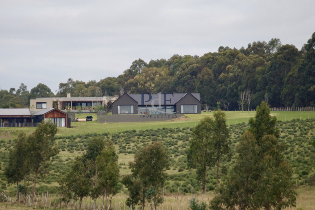 Importante residencia 3 suites + buhardilla, con vistas abiertas al campo.