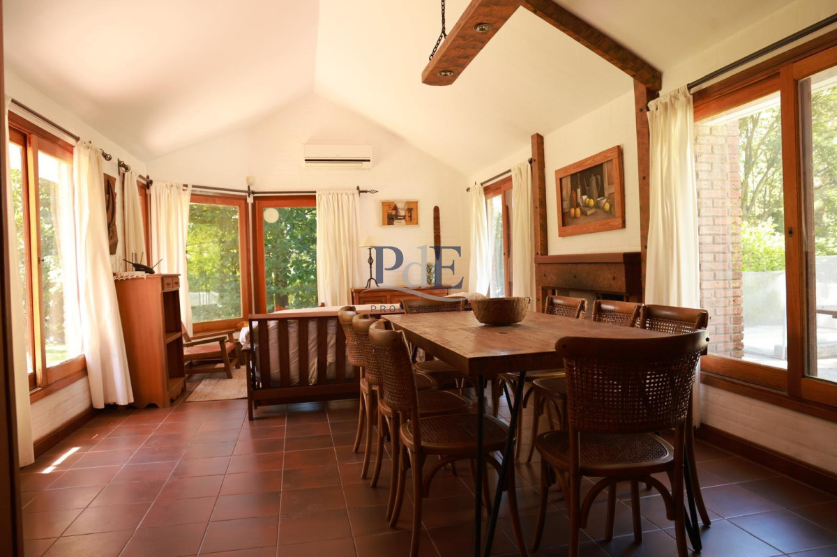 Casa en venta 4 dormitorios en Pinares con piscina climatizada.