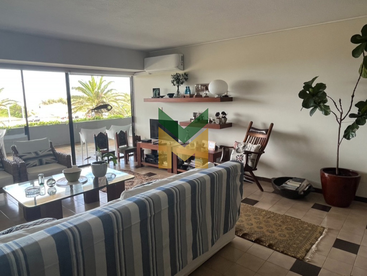 Apartamento ID.4930 - Venta Primera Linea Brava - 3 dormitorios Frente al mar.
