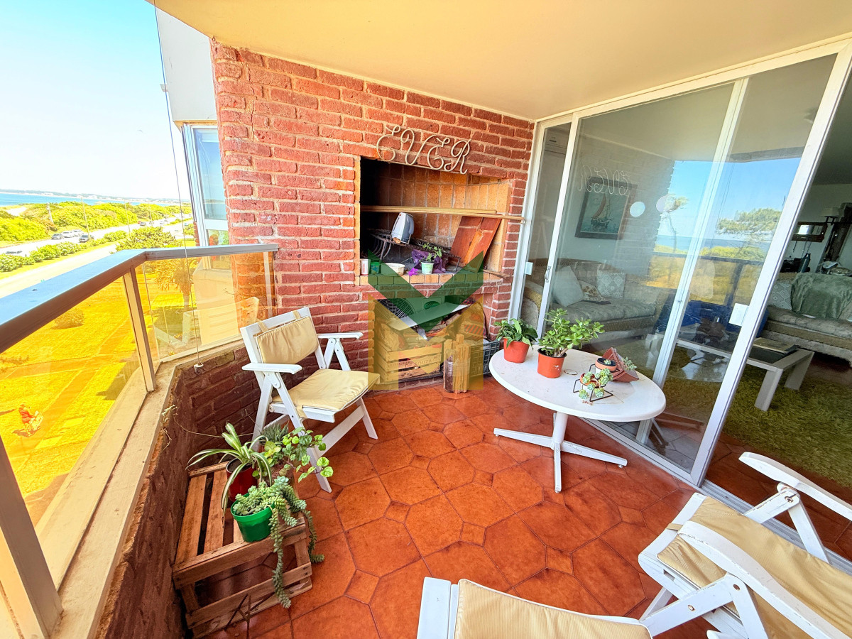 Apartamento ID.6097 - Apartamento con parrillero de 4 dormitorios frente al mar - Playa Mansa.