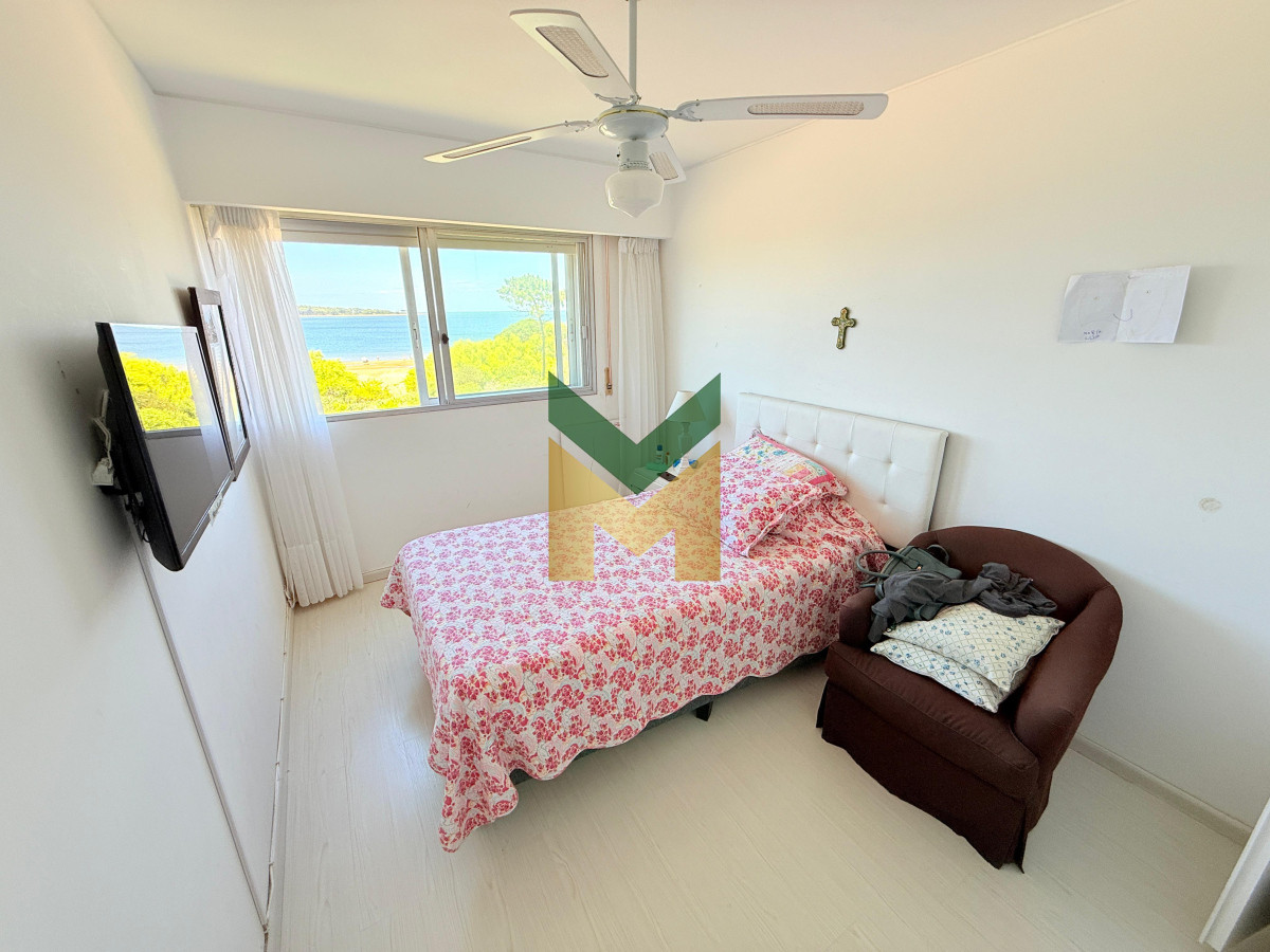 Apartamento ID.6097 - Apartamento con parrillero de 4 dormitorios frente al mar - Playa Mansa.