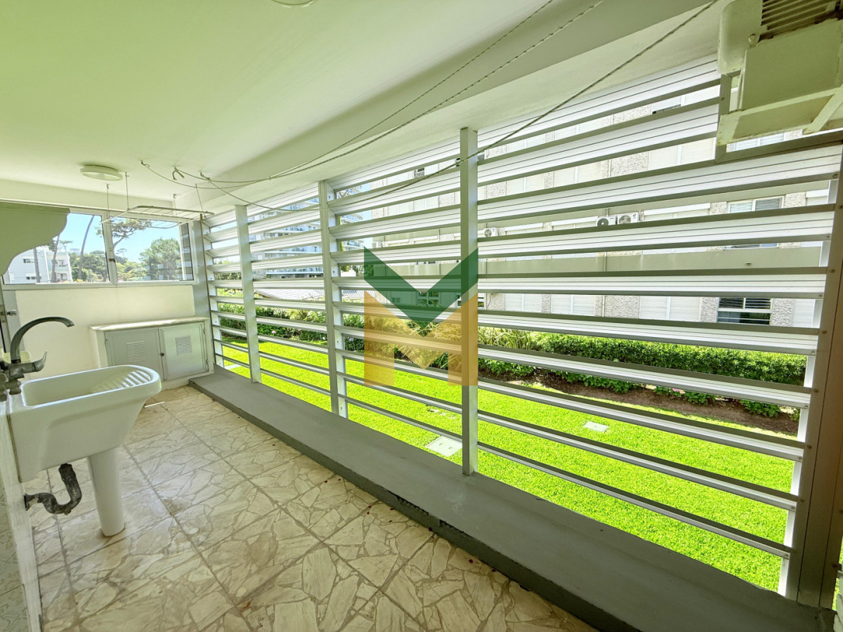 Apartamento ID.7077 - Alquiler 3 dormitorios Playa Mansa Frente Al Mar