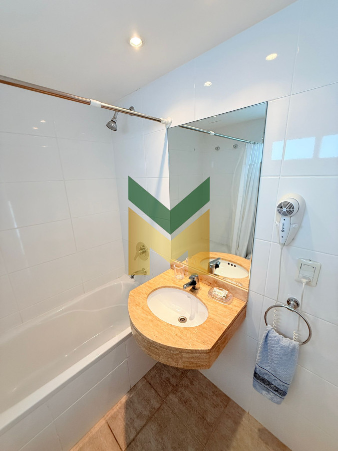 Apartamento ID.6048 - Apartamento en venta de 2 dormitorios, Proximo a Playa Brava y Mansa..