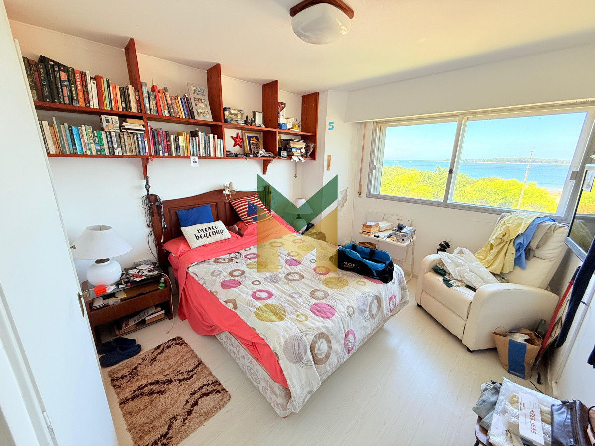 Apartamento ID.6097 - Apartamento con parrillero de 4 dormitorios frente al mar - Playa Mansa.