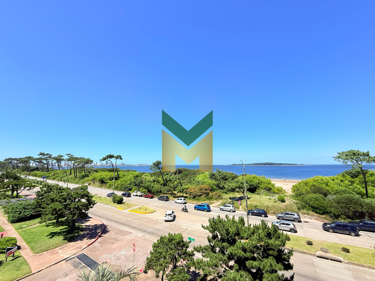 Apartamento ID.6097 - Apartamento con parrillero de 4 dormitorios frente al mar - Playa Mansa.