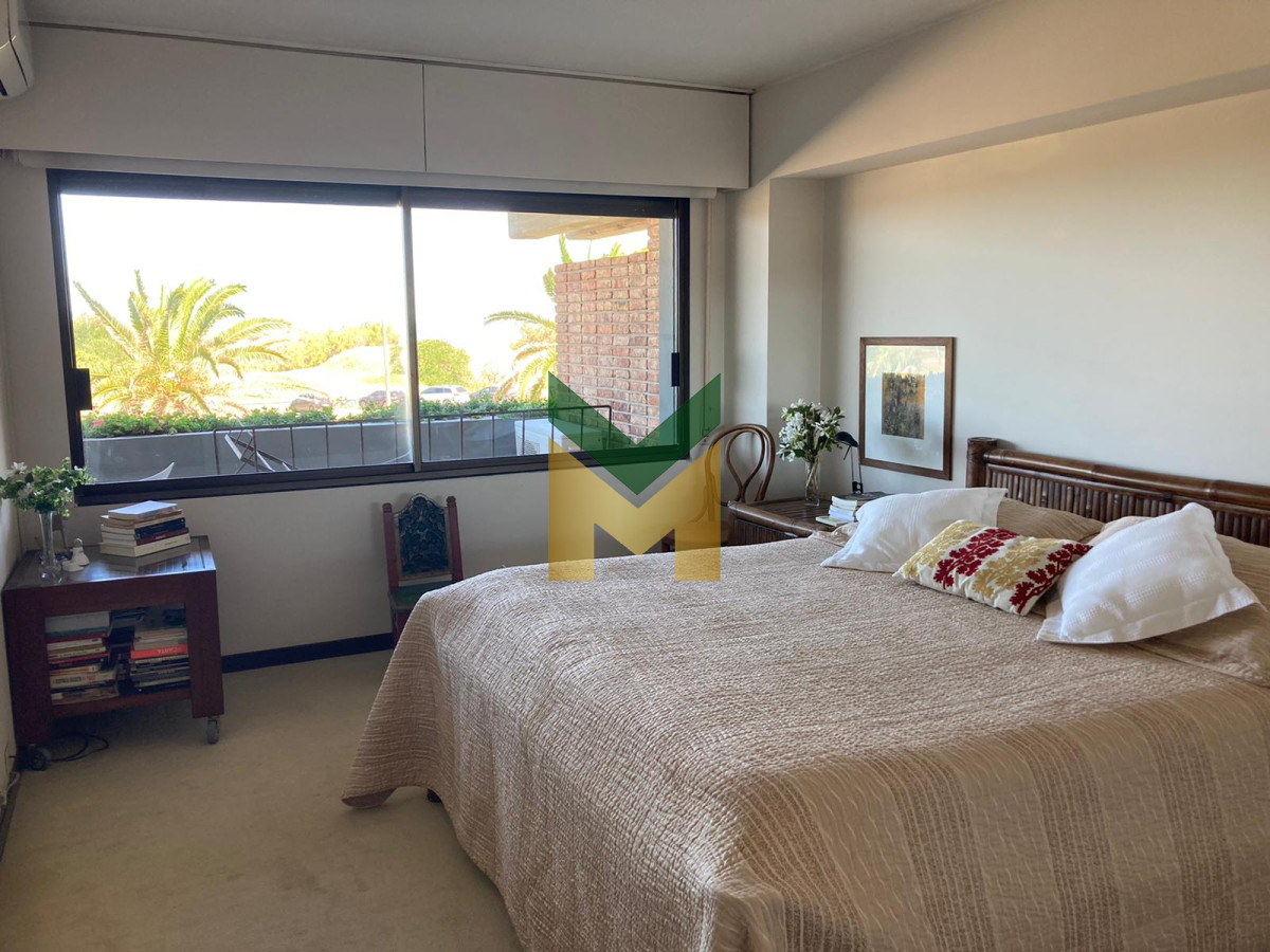 Apartamento ID.4930 - Venta Primera Linea Brava - 3 dormitorios Frente al mar.