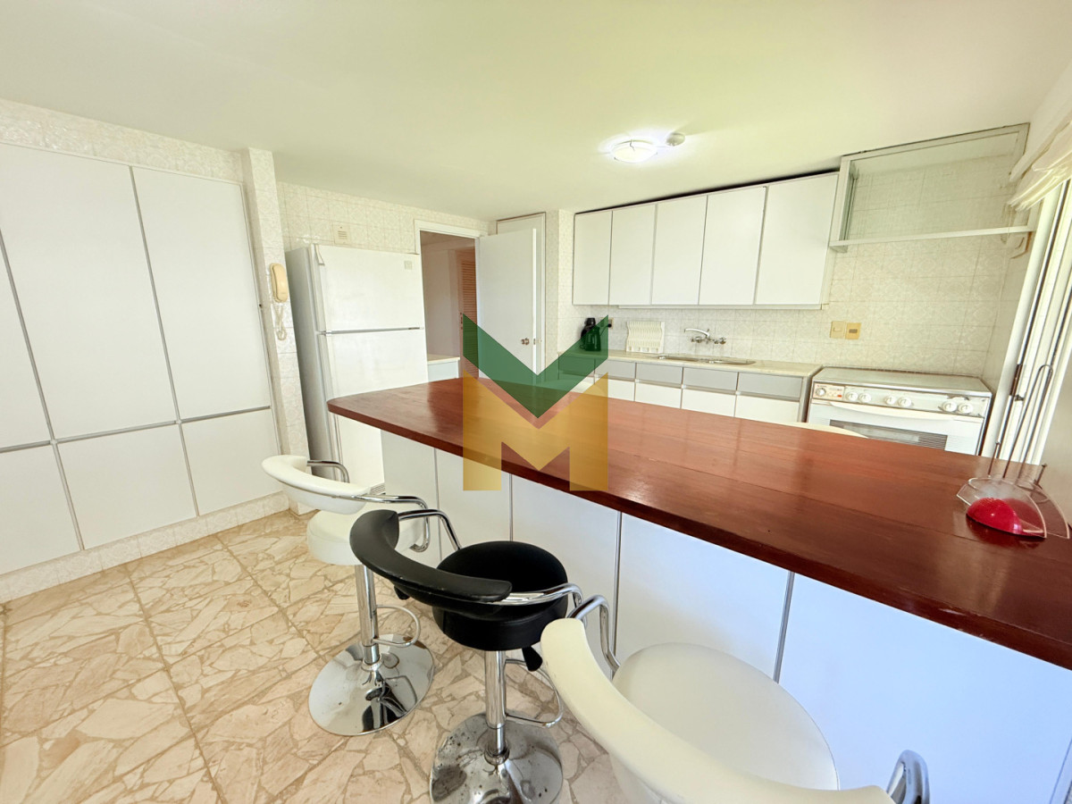 Apartamento ID.7077 - Alquiler 3 dormitorios Playa Mansa Frente Al Mar