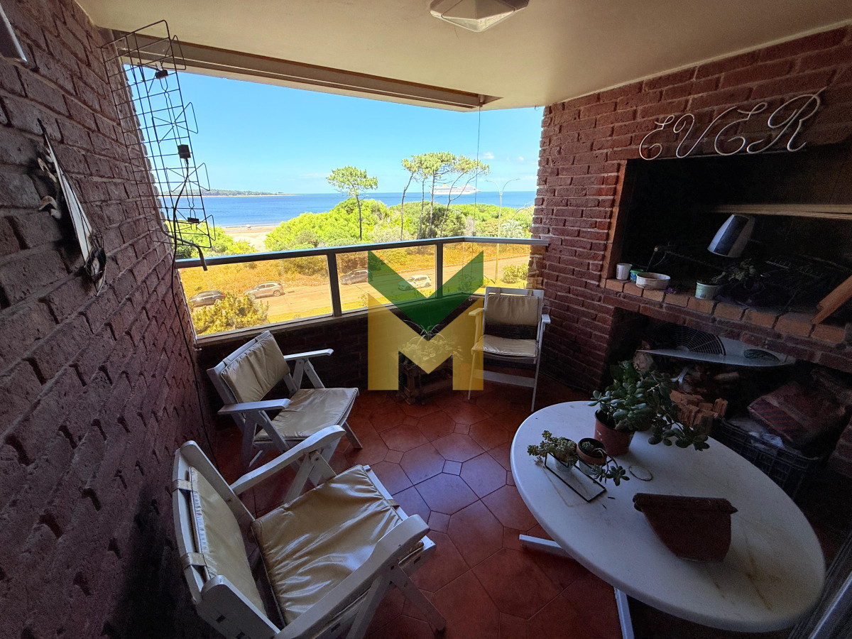 Apartamento ID.6097 - Apartamento con parrillero de 4 dormitorios frente al mar - Playa Mansa.