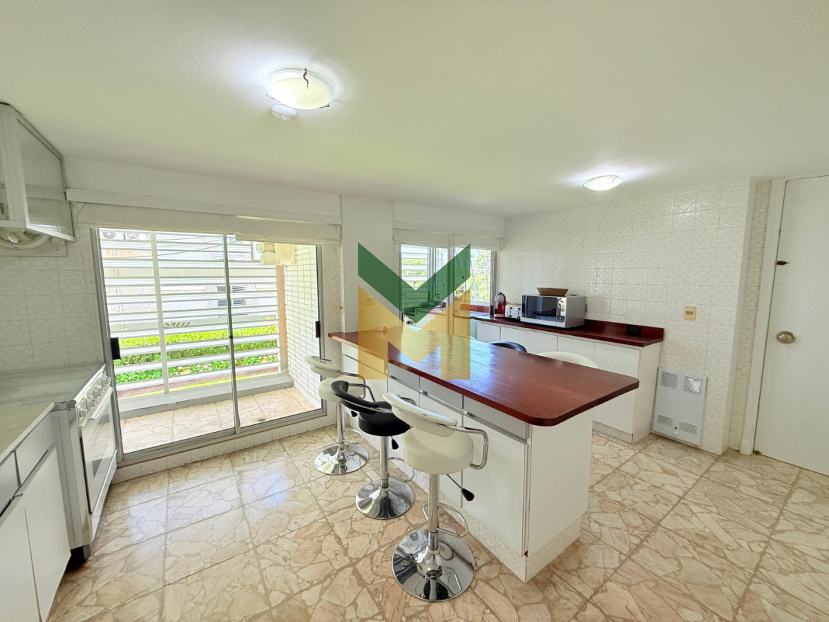 Apartamento ID.7077 - Alquiler 3 dormitorios Playa Mansa Frente Al Mar