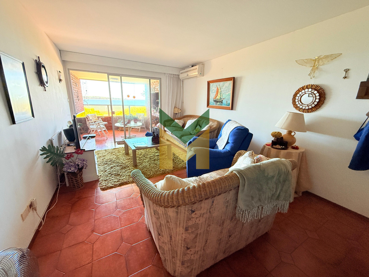 Apartamento ID.6097 - Apartamento con parrillero de 4 dormitorios frente al mar - Playa Mansa.