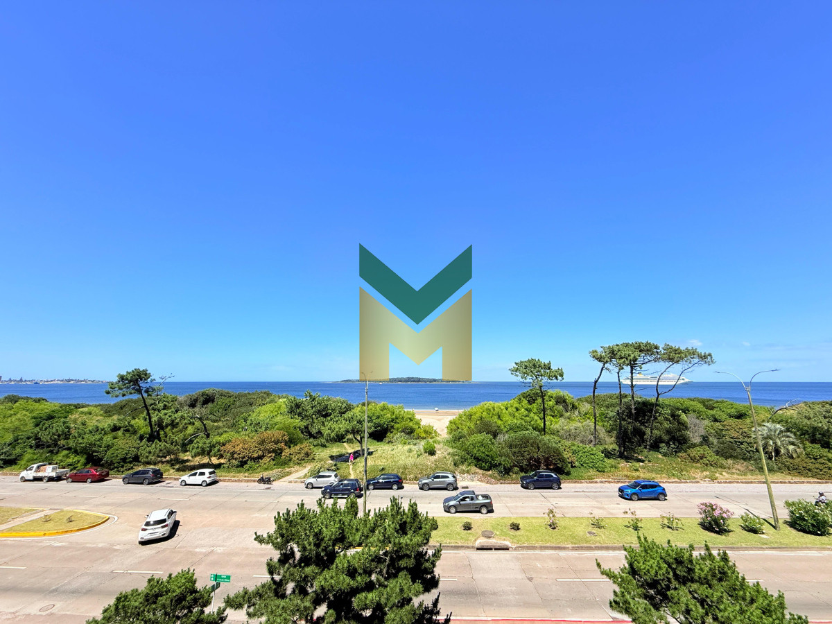 Apartamento ID.6097 - Apartamento con parrillero de 4 dormitorios frente al mar - Playa Mansa.