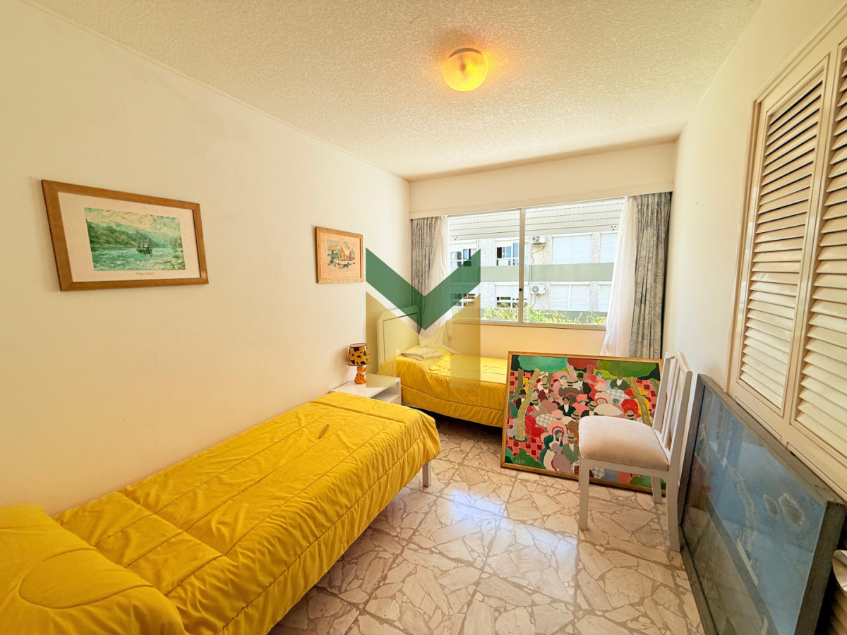 Apartamento ID.7077 - Alquiler 3 dormitorios Playa Mansa Frente Al Mar