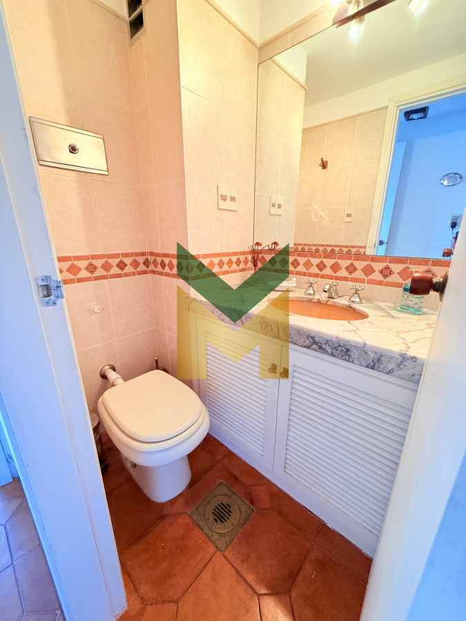 Apartamento ID.6097 - Apartamento con parrillero de 4 dormitorios frente al mar - Playa Mansa.