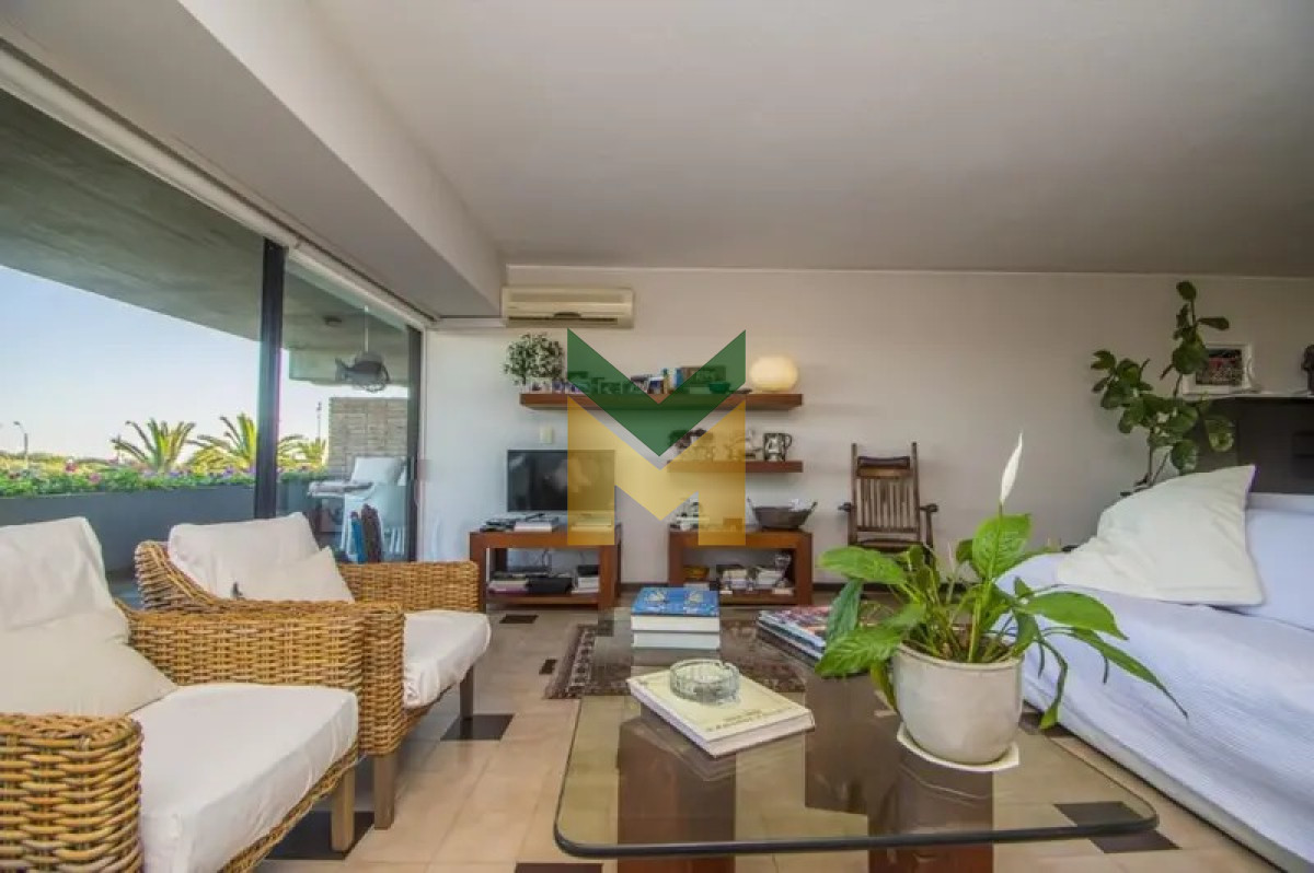 Apartamento ID.4930 - Venta Primera Linea Brava - 3 dormitorios Frente al mar.