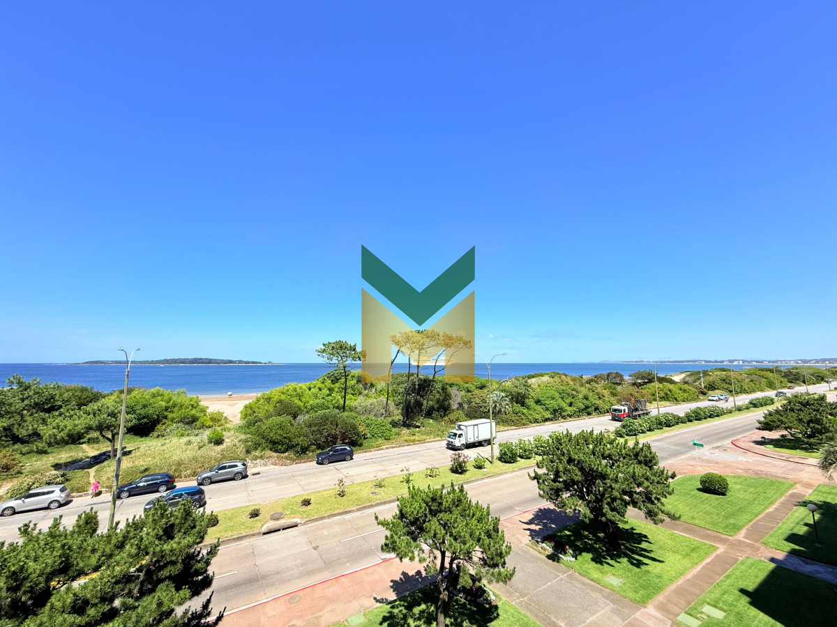 Apartamento ID.6097 - Apartamento con parrillero de 4 dormitorios frente al mar - Playa Mansa.
