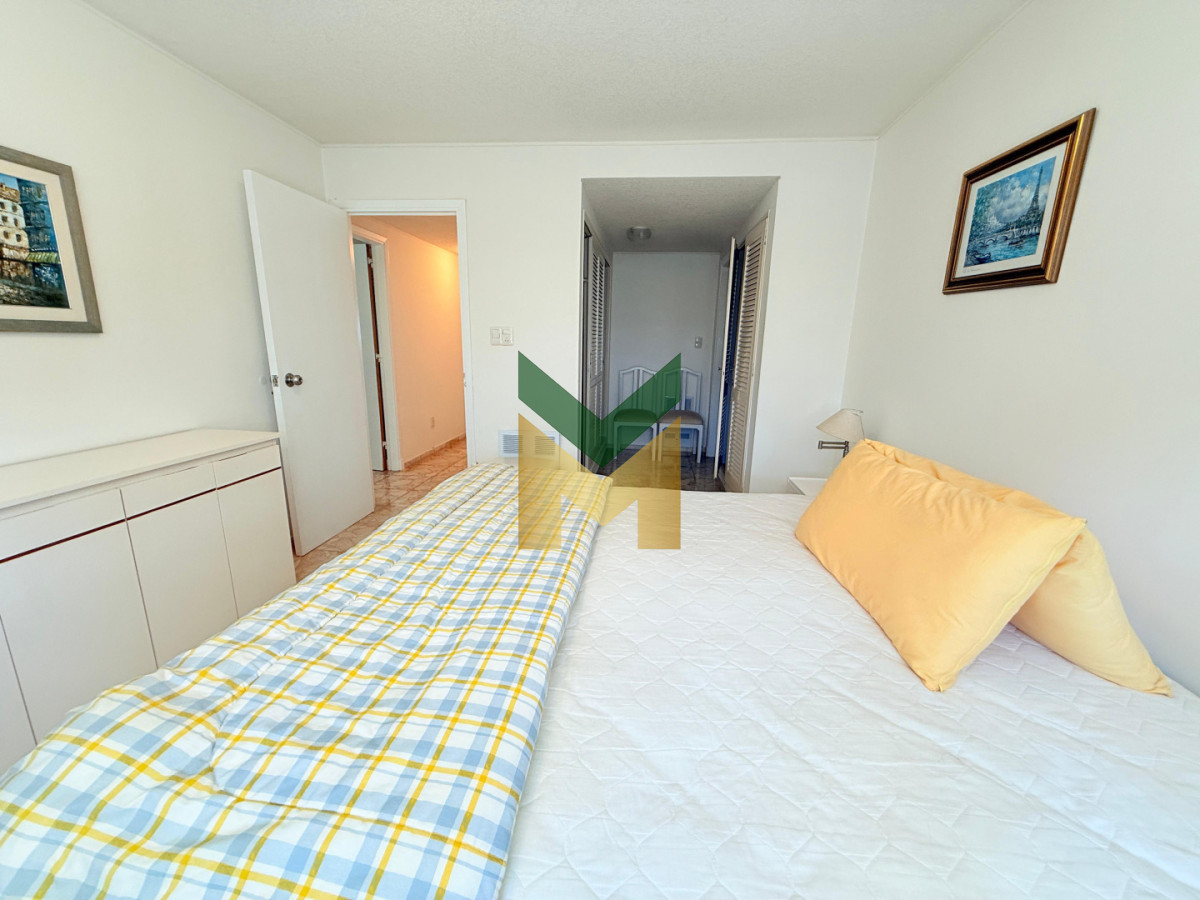 Apartamento ID.7077 - Alquiler 3 dormitorios Playa Mansa Frente Al Mar