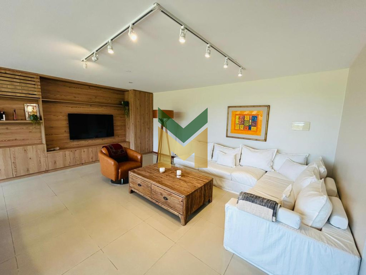 Apartamento ID.3231 - Apartamento en Venta, Playa Brava 3 dormitorios + servicio , Punta del Este