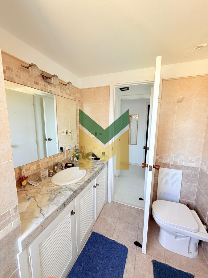 Apartamento ID.6097 - Apartamento con parrillero de 4 dormitorios frente al mar - Playa Mansa.
