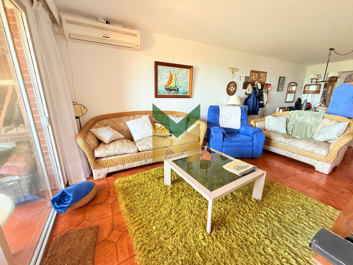 Apartamento ID.6097 - Apartamento con parrillero de 4 dormitorios frente al mar - Playa Mansa.