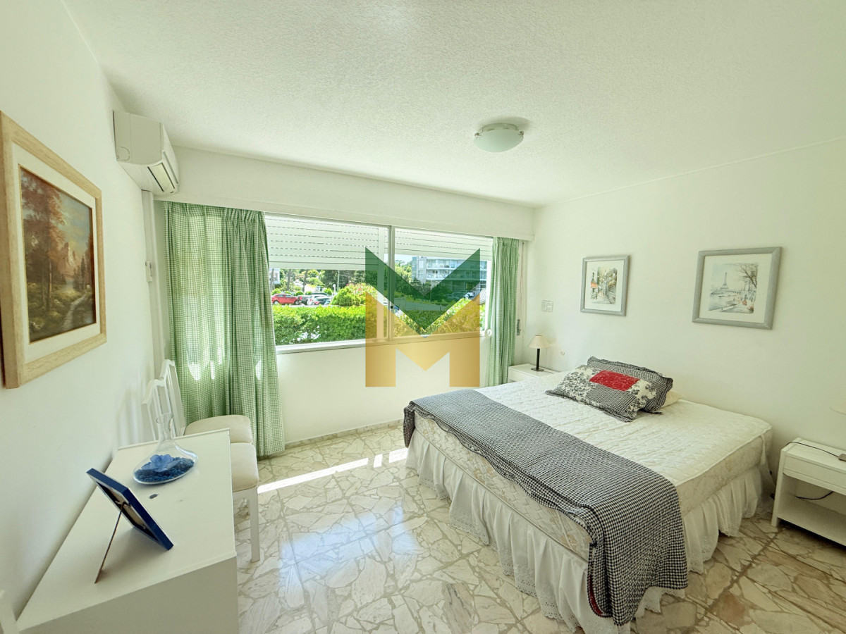 Apartamento ID.7077 - Alquiler 3 dormitorios Playa Mansa Frente Al Mar