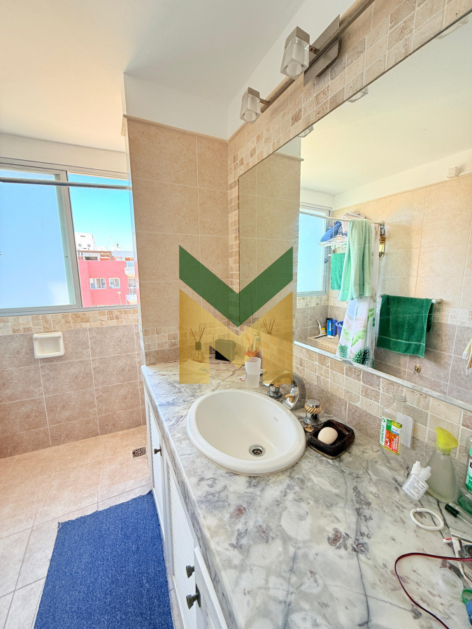 Apartamento ID.6097 - Apartamento con parrillero de 4 dormitorios frente al mar - Playa Mansa.