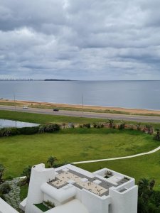 Apartamento en primera linea - 4 dormitorios Pinares Playa Mansa.