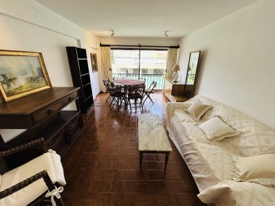Excelente unidad en venta con mucho potencial
Amplios ambientes muy bien distribuidos
Living comedor con vista lateral al mar
Tres dormitorios comodos, con dos baños, cocina amplia y dependencia de servicio con baño