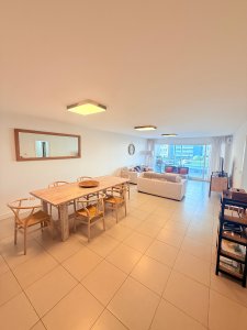 Tu Refugio en Brava: Elegancia y Comodidad a Pasos del Mar

Descubre este exclusivo apartamento en la codiciada zona de Brava, Punta del Este. Con una orientación este que te regala luminosidad natural desde el amanecer, esta unidad de 110 m² es el espacio ideal para disfrutar de la vida costera.

Con 3 amplios dormitorios, de los cuales 1 es en suite, y 3 baños, este apartamento combina funcionalidad y estilo. La cocina definida se integra perfectamente al living-comedor, creando un ambiente acogedor y perfecto para compartir momentos inolvidables con familia y amigos.

Imagina despertar cada día con la brisa marina y la calidez del sol, en un lugar donde cada detalle ha sido pensado para tu confort. 

No dejes pasar esta oportunidad única. Consulta con nuestros asesores y da el primer paso hacia tu nuevo hogar en Punta del Este.