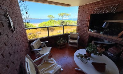 Apartamento con parrillero de 4 dormitorios frente al mar - Playa Mansa.