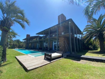 lujosa casa en venta y alquiler con helipuerto en san vicente primera fila, josé ignacio - vlx4569c