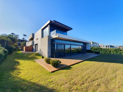 Casa de lujo en Venta y Alquiler, Barrio Privado, en primera línea, Manantiales