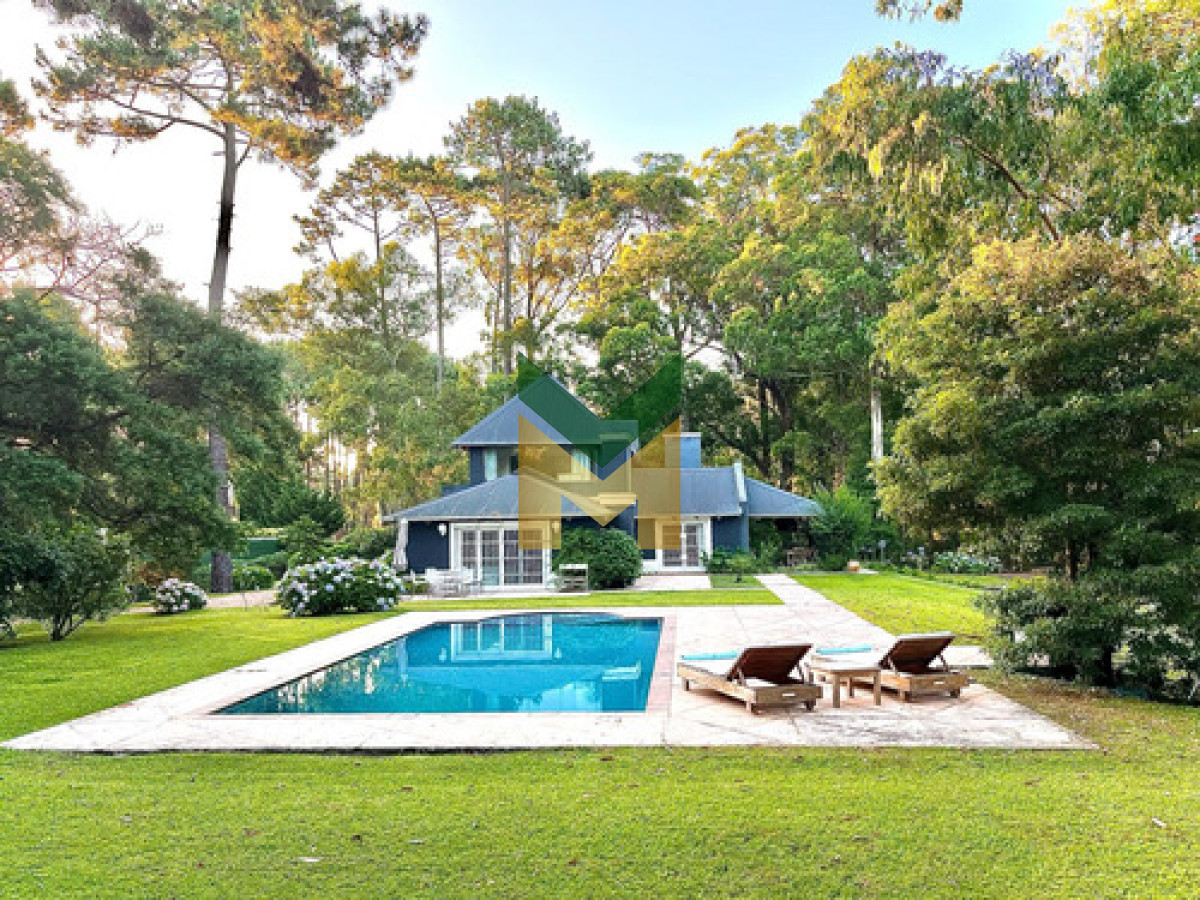 Casa ID.6830 - Hermosa Casa Con Piscina Climatizada, Enorme Jardín, De 5 Dormitorios, 2 En Suite, 2 En Semi Suite Y Dorm. De Serv. Completo, Cocina Definida Y Parrillero Integrado.