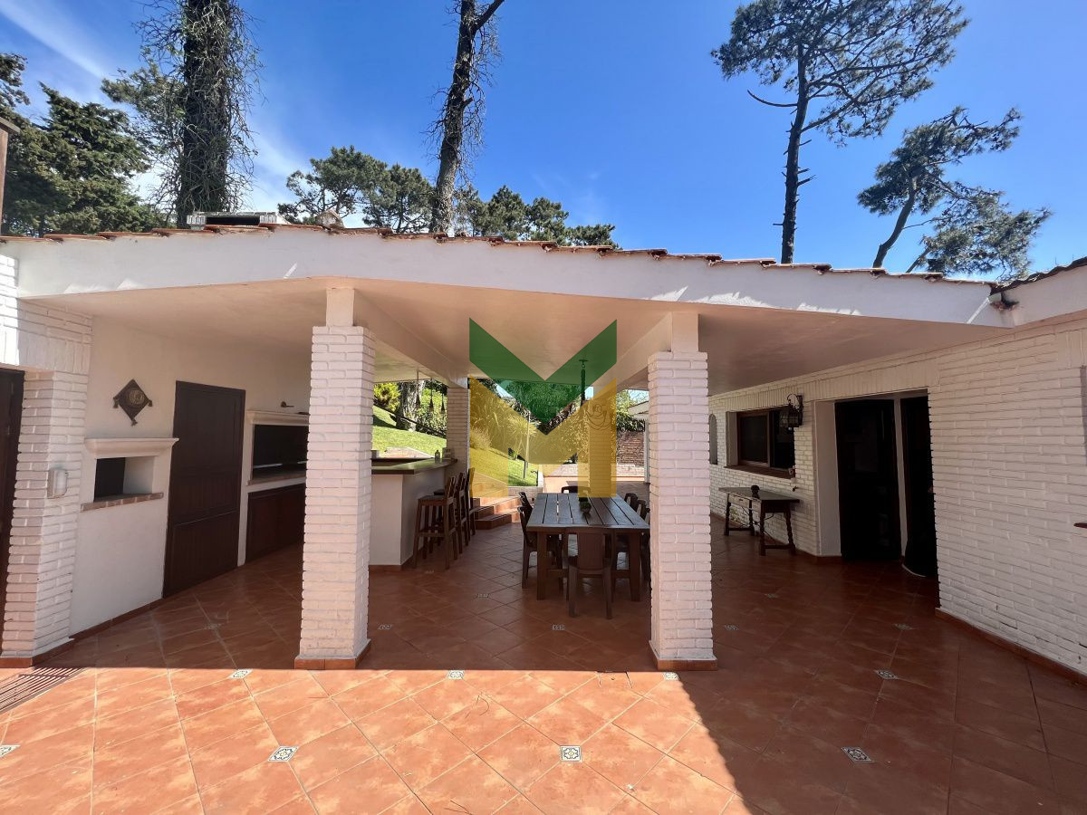 Casa ID.55 - Casa en alquiler anual 3 Dormitorios + Dependecia con baño.