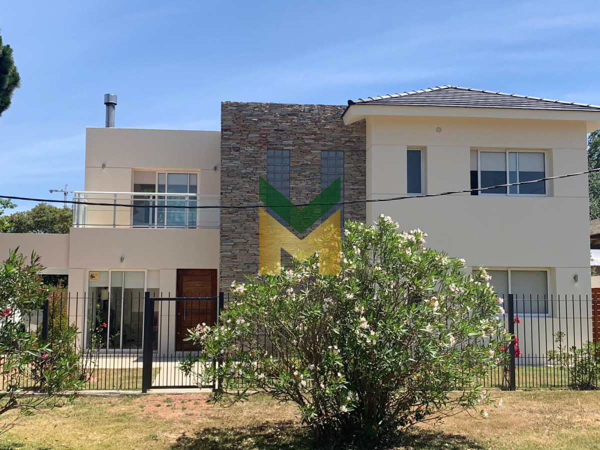 Casa ID.942 - Casa en Alquiler de temporada, Playa Mansa, Punta del Este a 1 cuadra del mar.