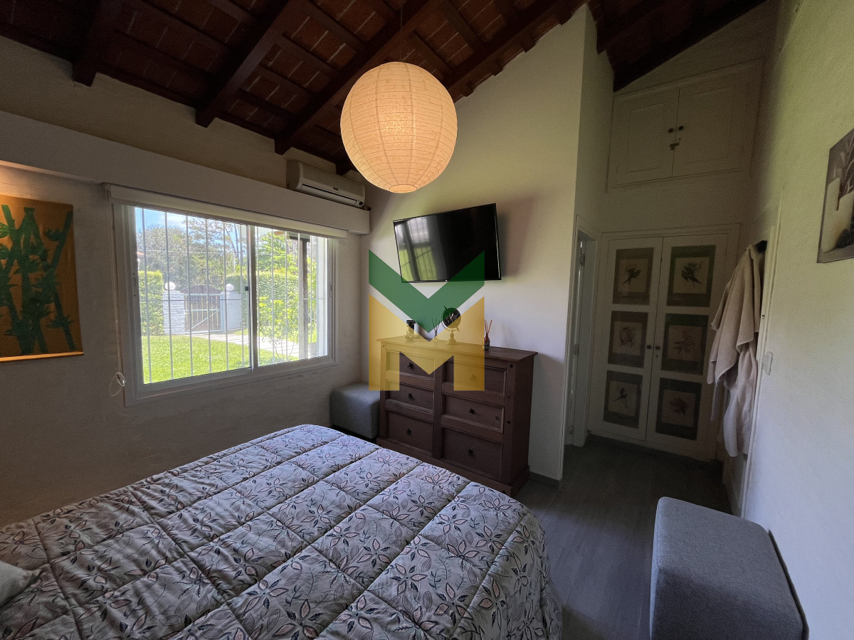 Casa ID.6961 - Casa de 4 dormitorios - Playa Mansa, Barbacoa, Piscina Climatizada.