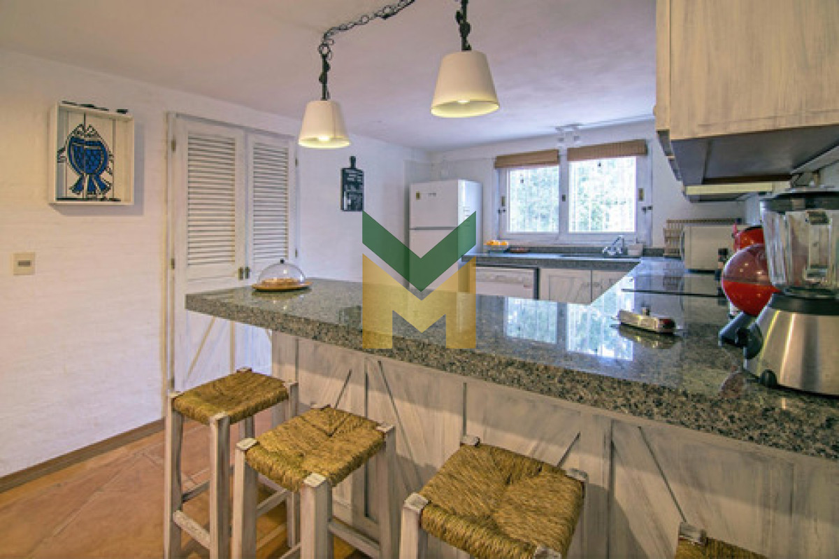 Casa ID.6830 - Hermosa Casa Con Piscina Climatizada, Enorme Jardín, De 5 Dormitorios, 2 En Suite, 2 En Semi Suite Y Dorm. De Serv. Completo, Cocina Definida Y Parrillero Integrado.
