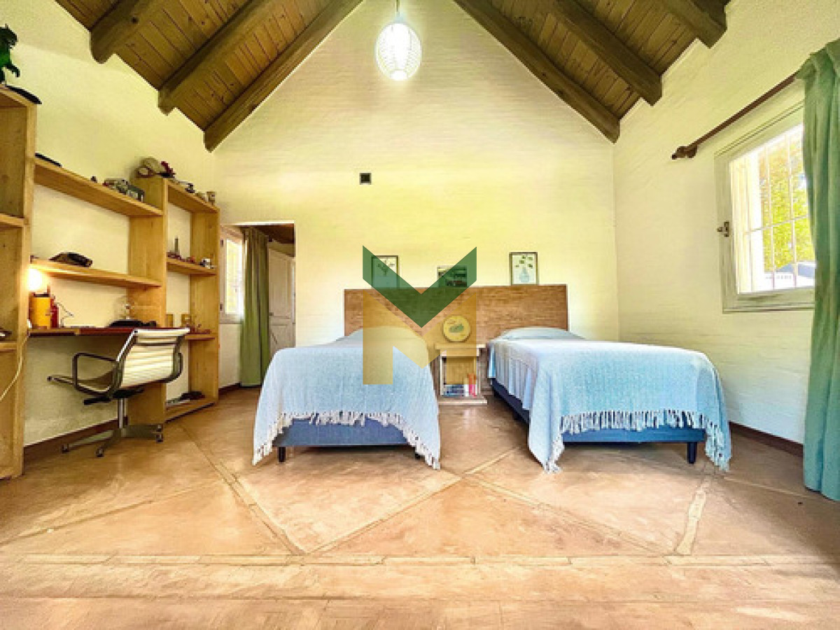 Casa ID.6830 - Hermosa Casa Con Piscina Climatizada, Enorme Jardín, De 5 Dormitorios, 2 En Suite, 2 En Semi Suite Y Dorm. De Serv. Completo, Cocina Definida Y Parrillero Integrado.